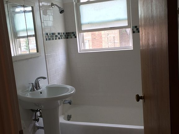 4th image of 2036 W Foster Ave APT C3