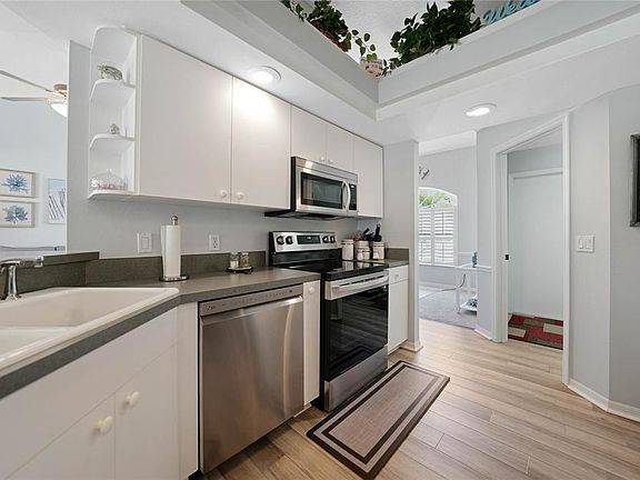 4th image of 3184 Emerald Ln