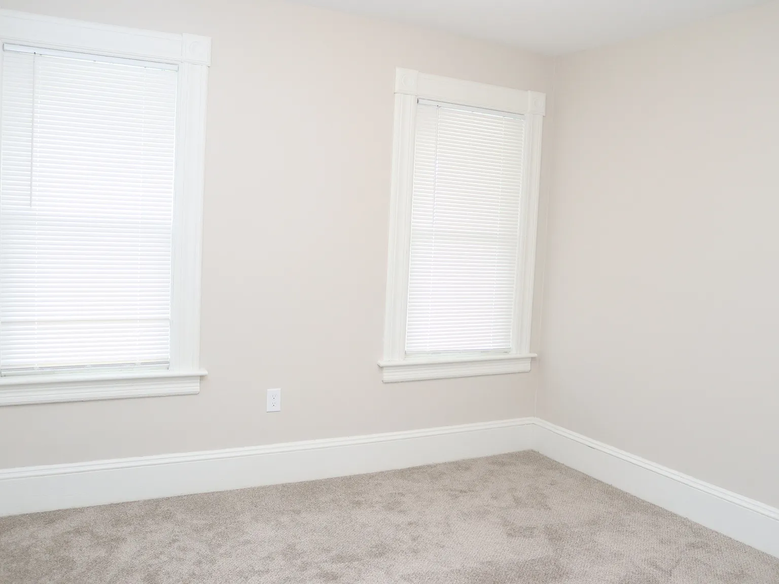4 bed, 950 sqft, $1,975 — Photo 2
