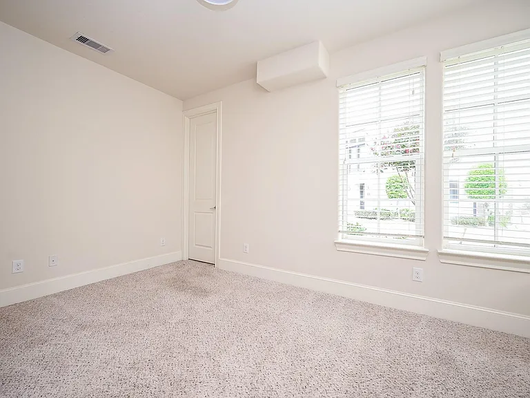9546 London Bridge Sta — Photo 21