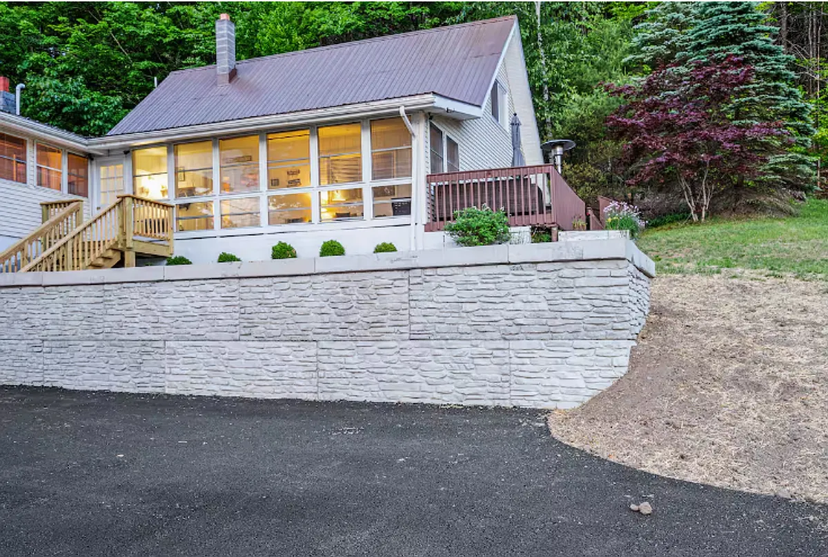 Building Photo - 858 S Shore Rd