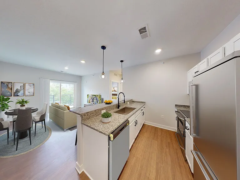 REO Gateway Apartments — Photo 5
