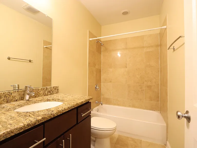 2425 W Arthington St #1 — Photo 20