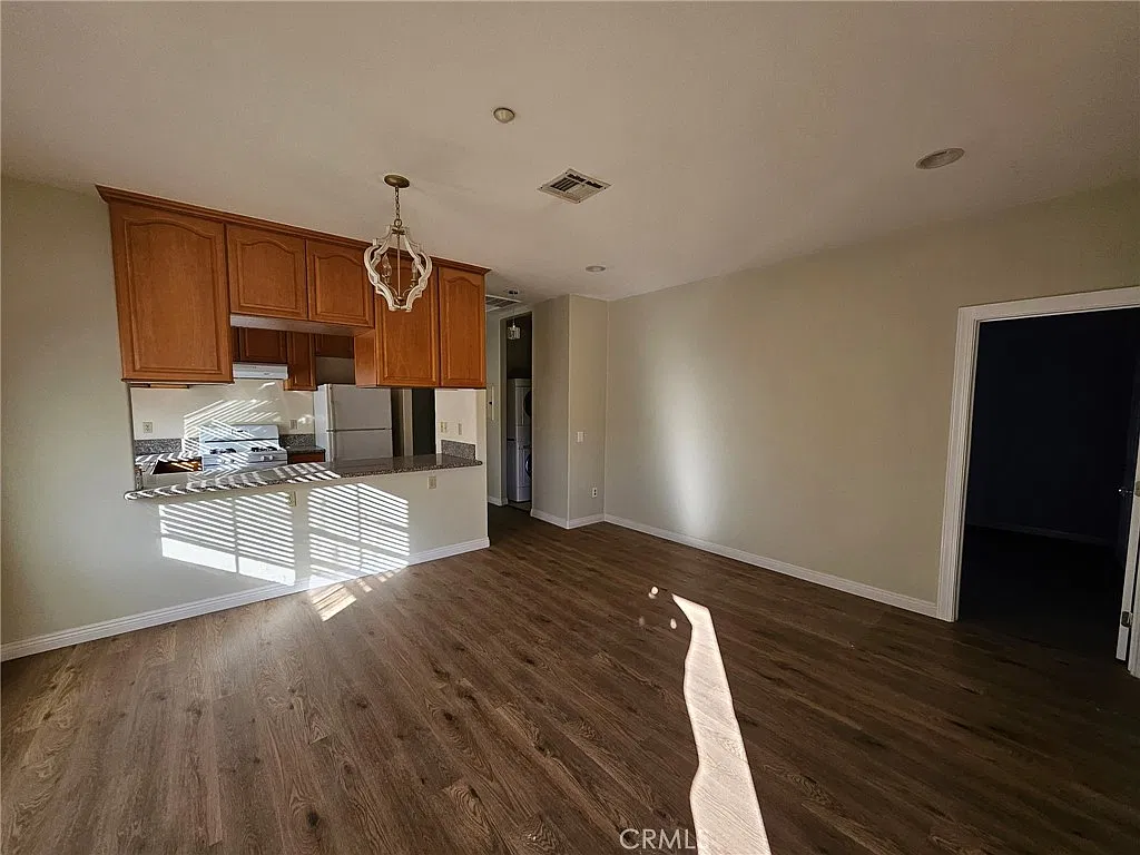 3 bed, 1200 sqft, $3,300 — Photo 3