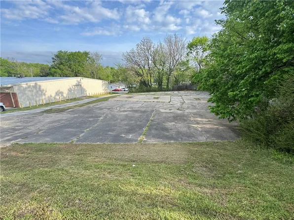 607 E Main St #8, Siloam Springs, AR 72761