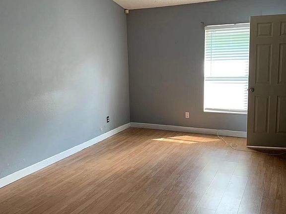 4th image of 13536 Glasser Ave