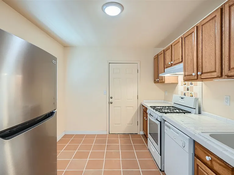 1933 Allen Ave — Photo 6