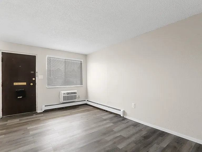 Royal Chateau Apartments — Photo 9