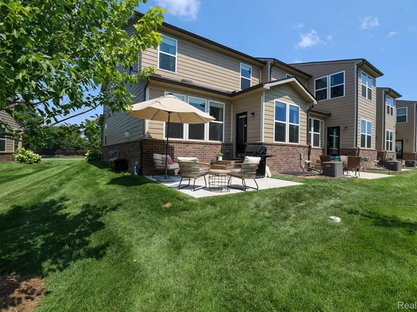 1983 Addison Cir, Walled Lake, MI 48390