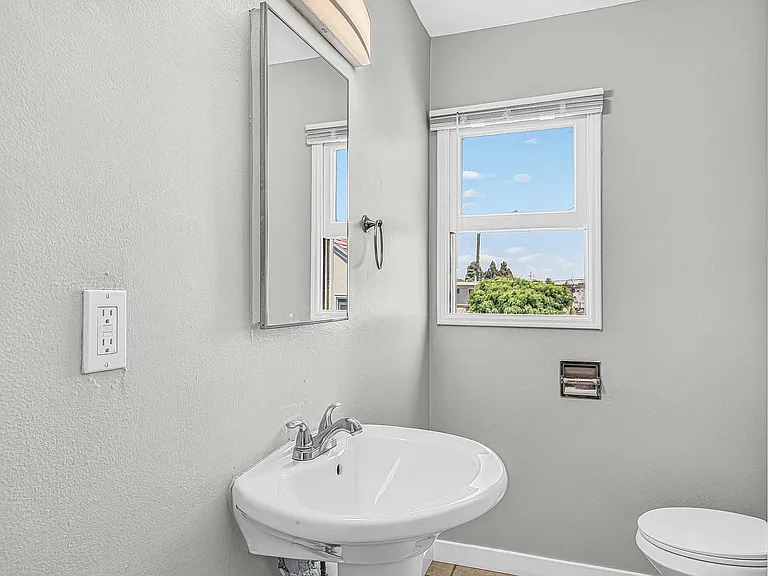 445 W 15th St — Photo 37