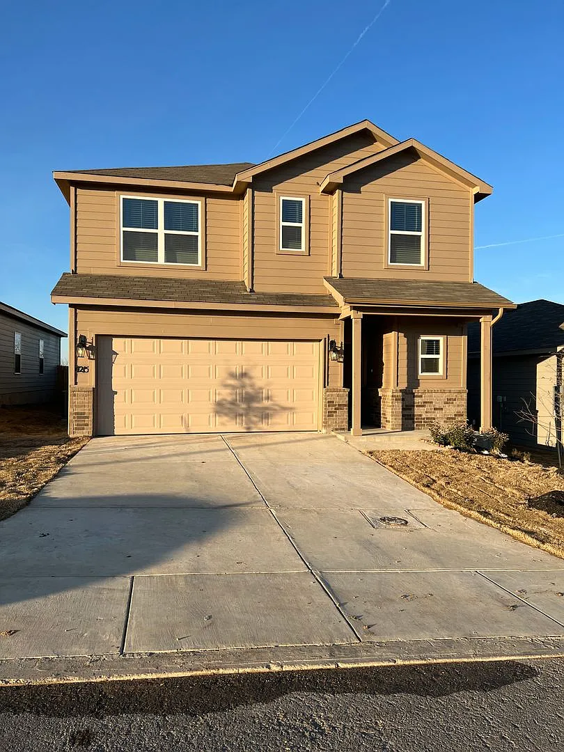 Don't Miss Out! Spacious 4-Bedroom Saint Hedwig Home with Upstairs Flex Room | Pre-Leasing Now! — Photo 3
