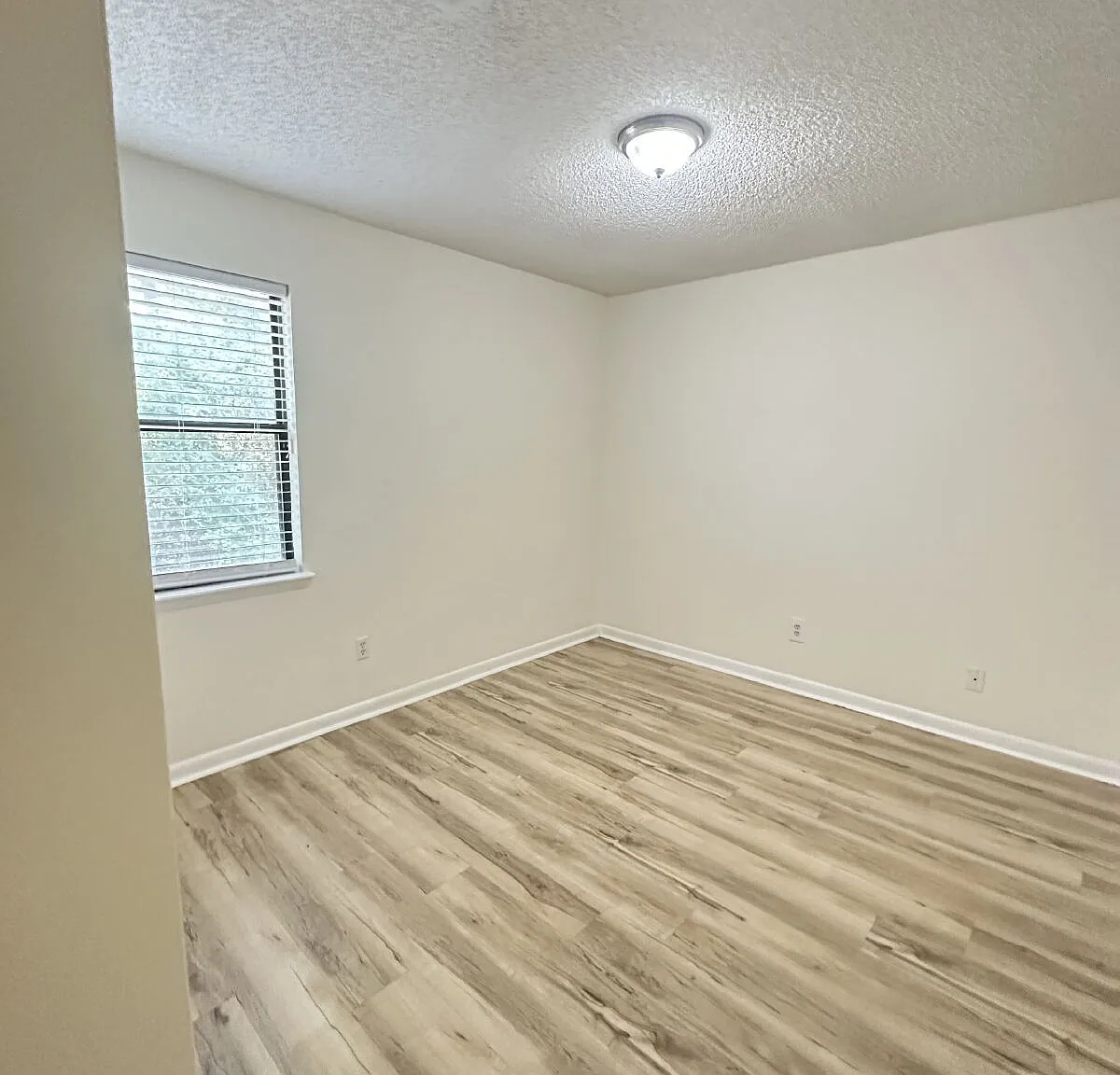 4 bed, 2.0 bath, 1643 sqft, $1,900 — Photo 4
