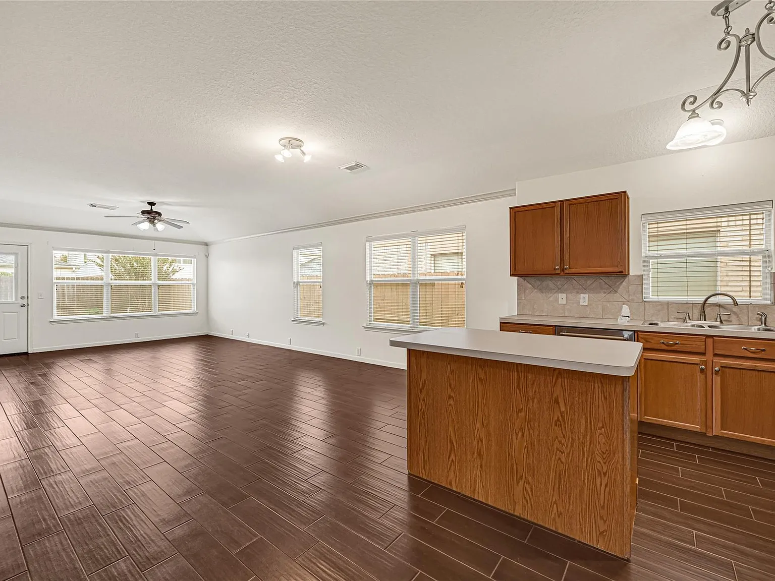 3 bed, 2.0 bath, 1450 sqft, $2,000 — Photo 4
