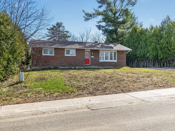 10 Algonquin St, Petawawa, ON K8H 2A9
