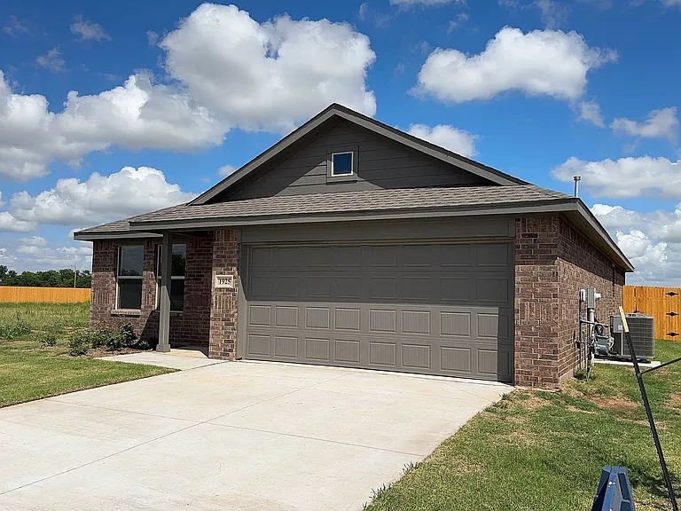 1925 Honey Locust Dr — Photo 2