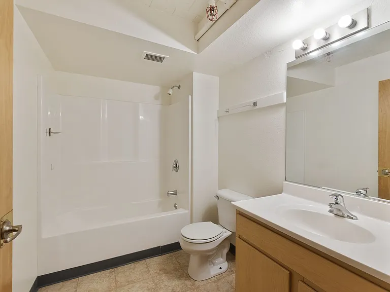 2125 W Kilbourn Ave — Photo 18