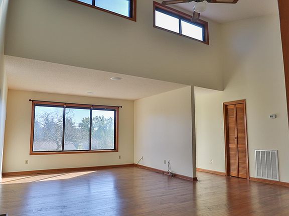 3rd image of 799 Meadowcrest Dr