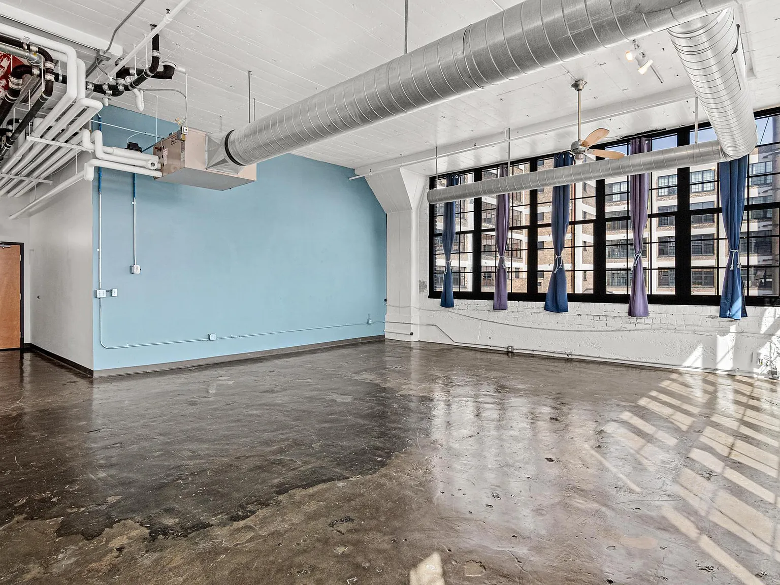 1 bed, 1.0 bath, 1392 sqft, $2,200 — Photo 2