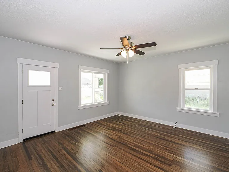 53 N 100 W — Photo 12