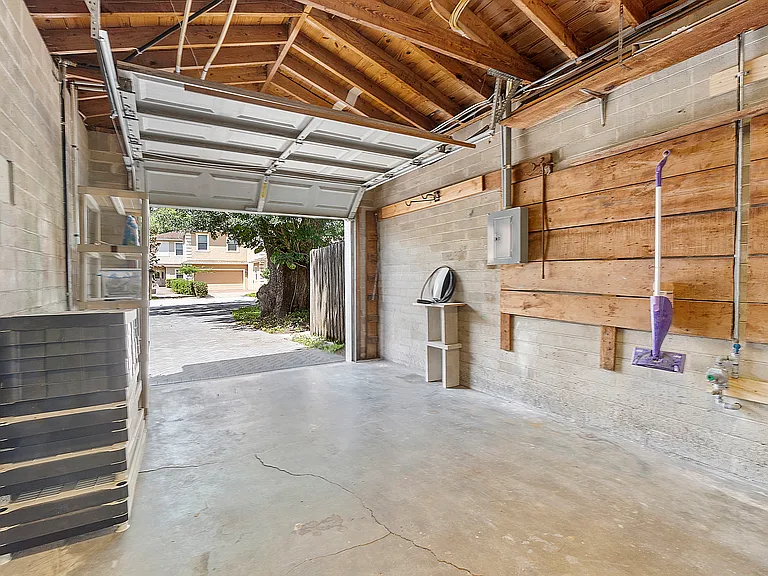 1126 N Hampton Ave — Photo 11
