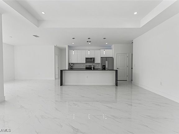 5th image of 502 Thompson Ave