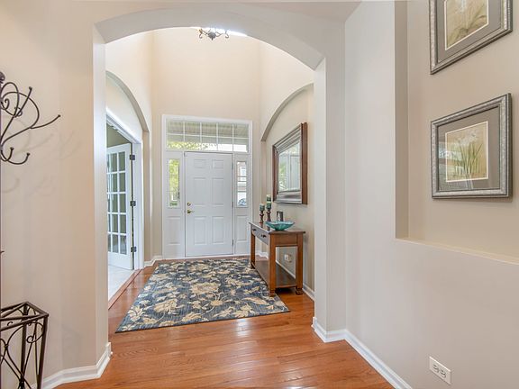 2nd image of 3202 Knollwood Cir