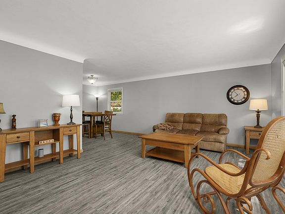 4th image of 3811 Saint Regis Dr