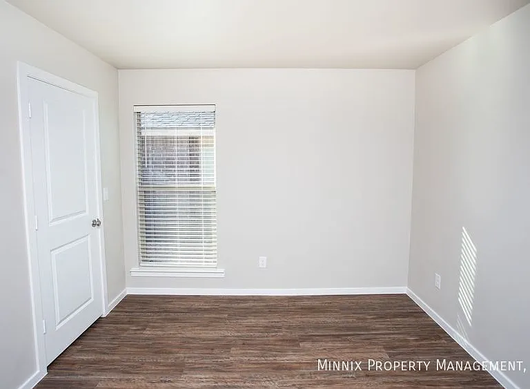2027 Kenwood Ave — Photo 26