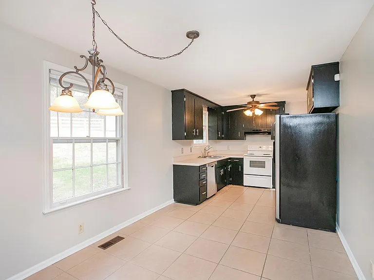 610 Ashley Ct — Photo 19