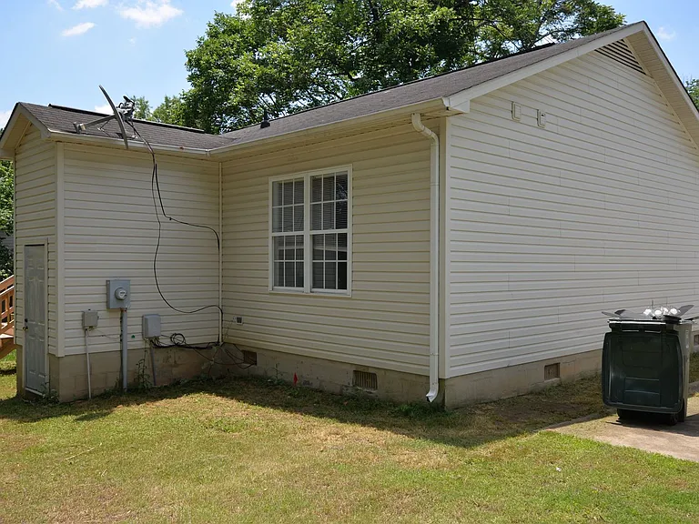 1715 Rainbow Dr — Photo 2