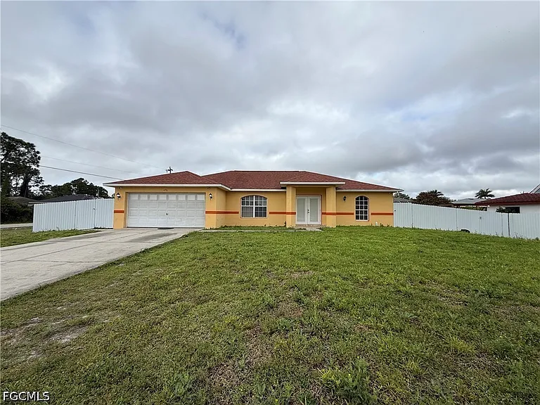 696 Homestead Rd S — Photo 1