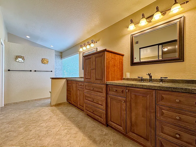 1652 Longview Dr — Photo 9