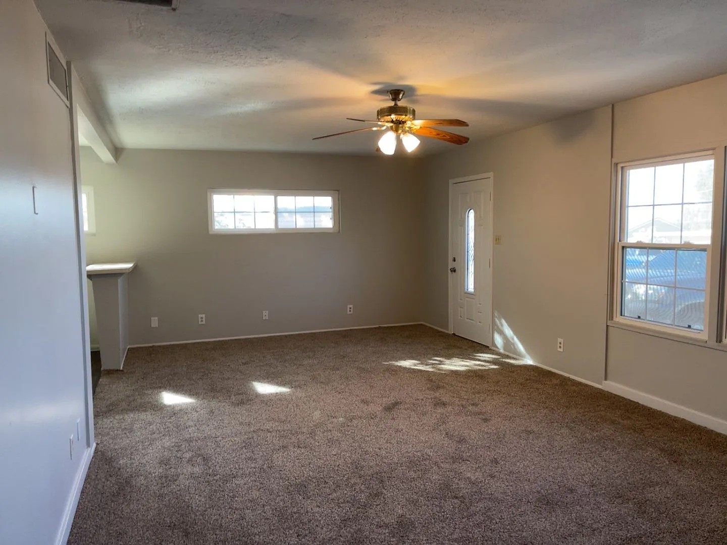 Henderson - 3 Bedrooms - 1 Baths - Corner Lot — Photo 3