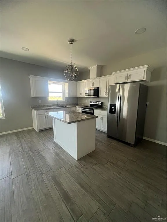 2112 Redbud Ln — Photo 3