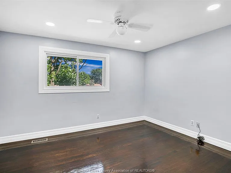 3964 Whitney Ave — Photo 22
