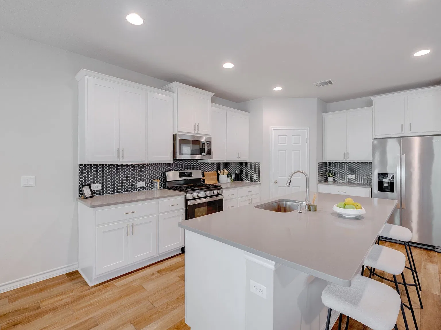 3 bed, 2.5 bath, 2322 sqft, $2,600 — Photo 4