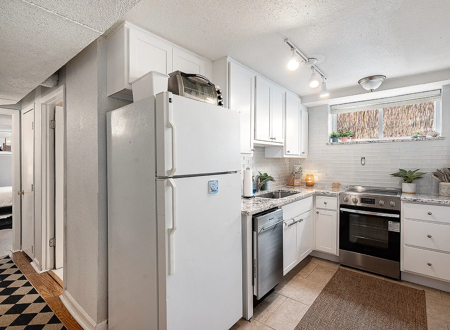 2 Bedroom, 1 Bath Garden Level Unit in Park Hill — Photo 1