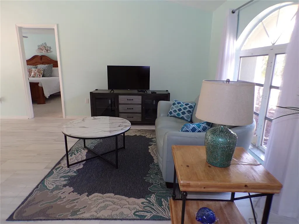 3 bed, 2.0 bath, 1922 sqft, $4,000 — Photo 4