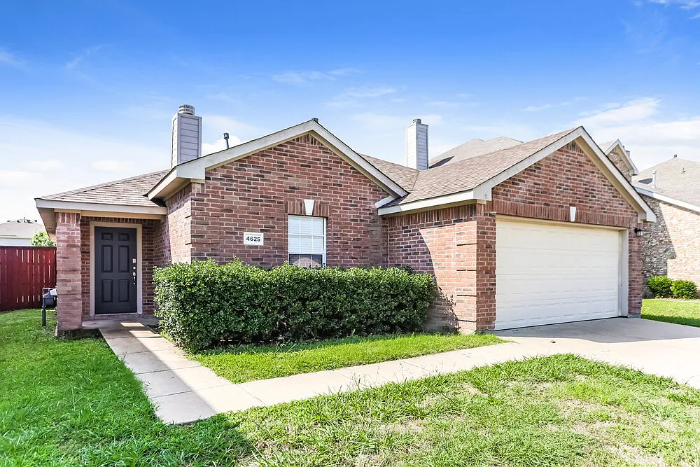 3 bed, 2.0 bath, 1572 sqft, $2,210 — Photo 3