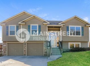 1413 NW Hilltop Ln, Grain Valley, MO 64029