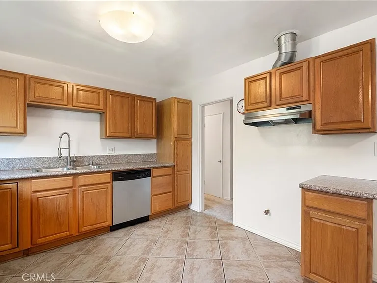 5851 Woodman Ave — Photo 11
