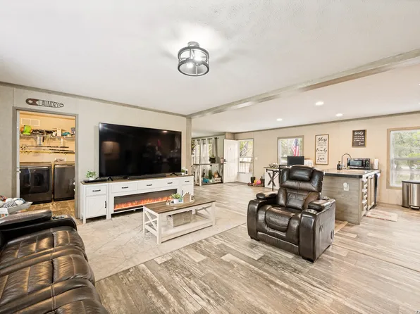 160 Kothmann Rd, La Vernia, TX 78121