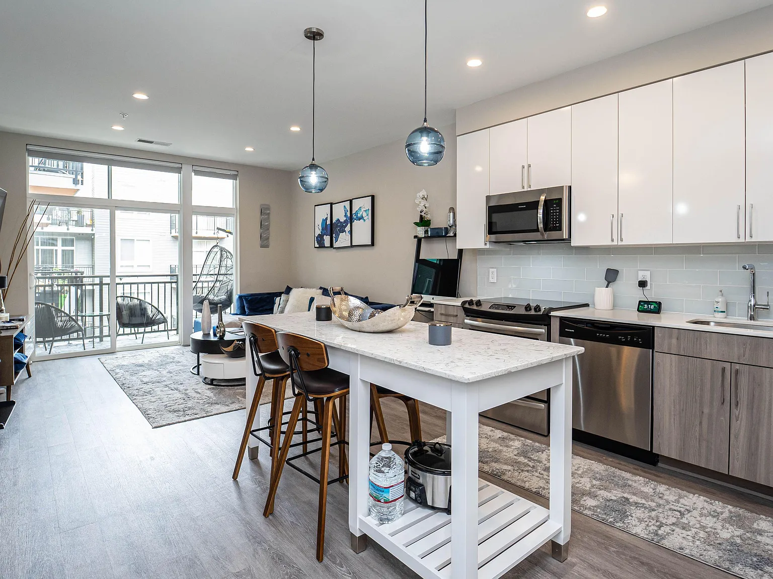 1 bed, 2.0 bath, 967 sqft, $3,867 — Photo 2