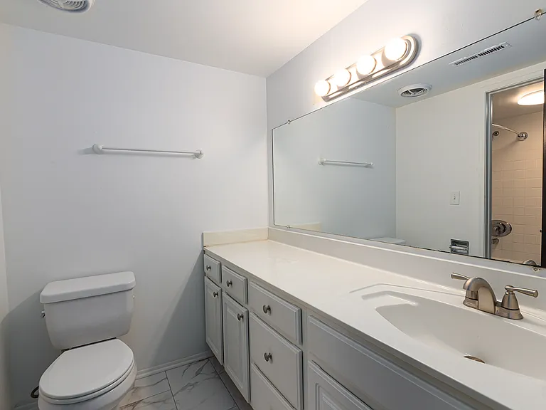 Senate Place Apartments — Photo 11