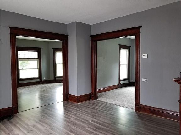 4th image of 609 W Main St