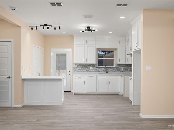 3rd image of 832 E Kika De La Garza Blvd