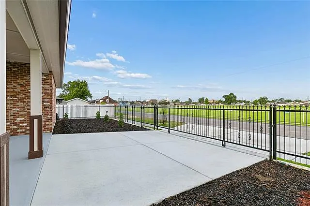 728 Lydia Ct — Photo 17