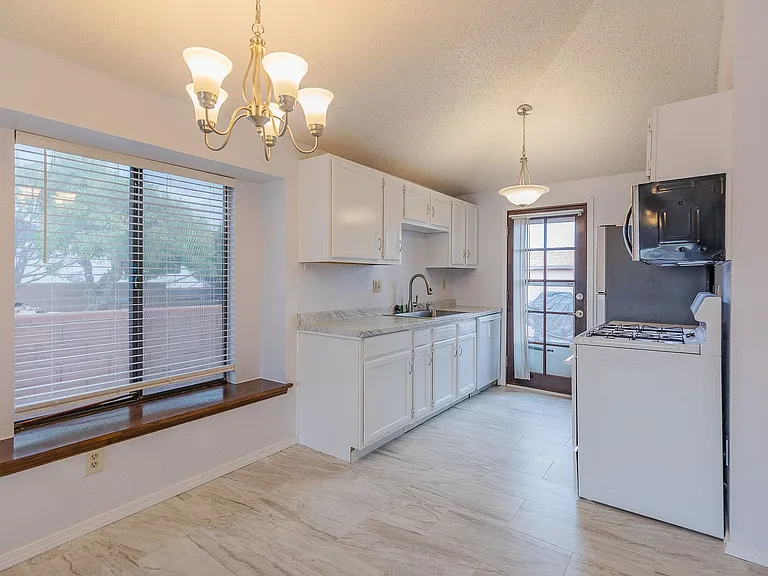 762 Stafford Ct — Photo 10