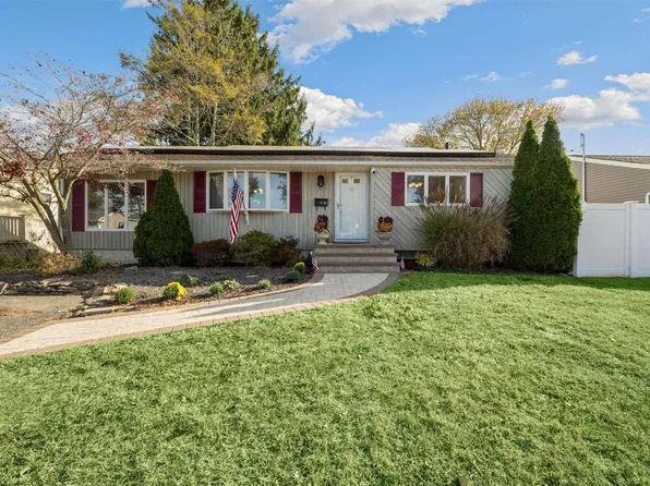 36 Calvert Avenue, Commack, NY 11725