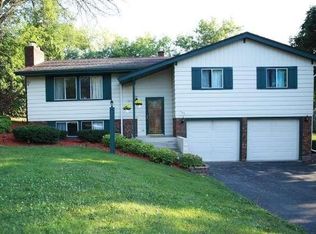 711 Cameron Cir, Hartland, WI 53029